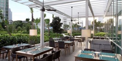 Outdoor dining area at Fraser Place Setiabudi Jakarta.