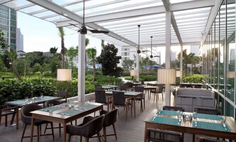 Outdoor dining area at Fraser Place Setiabudi Jakarta.