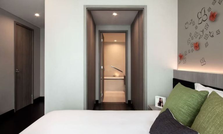 King room with private bathroom at Fraser Place Setiabudi Jakarta.