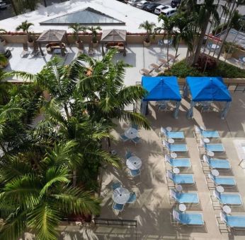 Pool area at Sonesta Miami Airport.