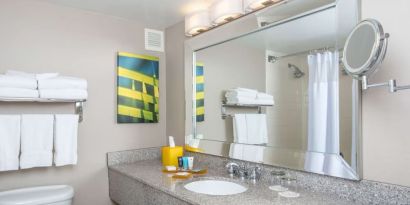 Guest bathroom at Sonesta Miami Airport.