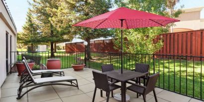 Outdoor garden and terrace at Hampton Inn Tracy.