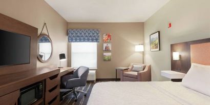 King room with TV and work station at Hampton Inn Tracy.