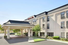 Hotel exterior and parking at Hampton Inn Tracy.