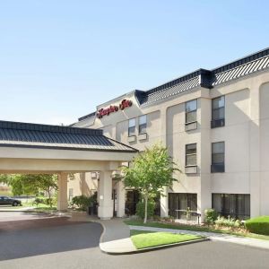 Hotel exterior and parking at Hampton Inn Tracy.