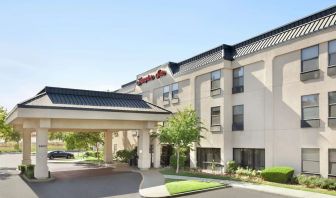 Hotel exterior and parking at Hampton Inn Tracy.