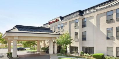 Hotel exterior and parking at Hampton Inn Tracy.