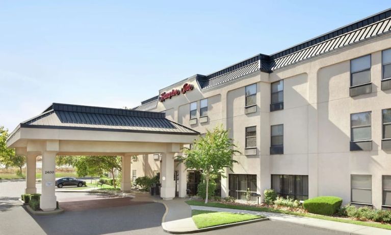 Hotel exterior and parking at Hampton Inn Tracy.