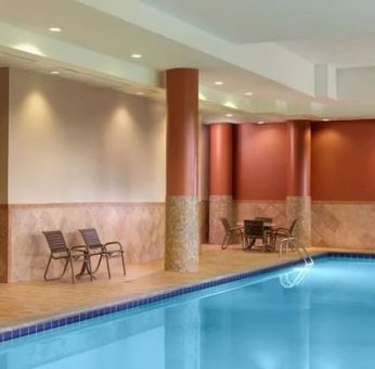 Indoor pool at Sonesta Select Atlanta Cumberland Galleria.
