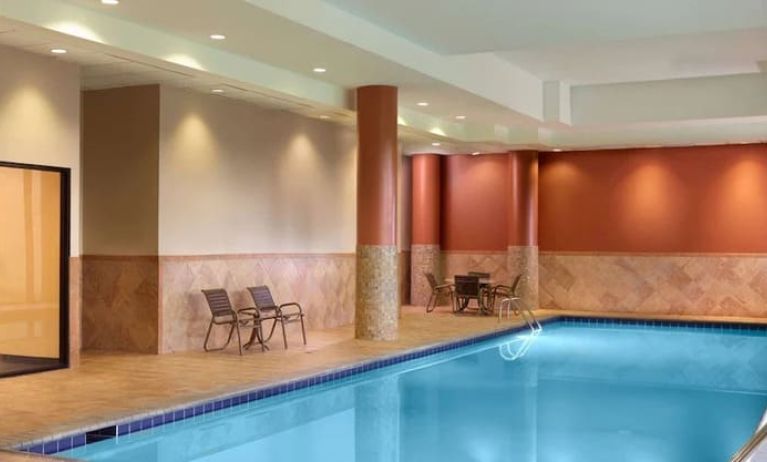 Indoor pool at Sonesta Select Atlanta Cumberland Galleria.
