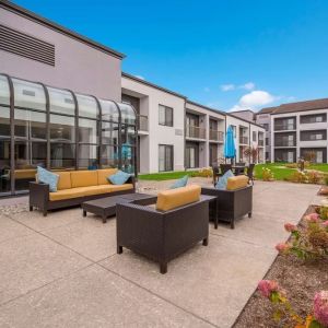 Outdoor lounge and coworking space at Sonesta Select Detroit Auburn Hills.