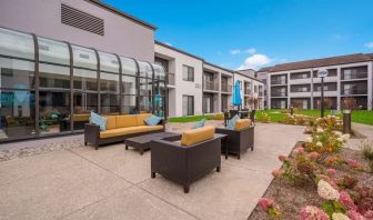 Outdoor lounge and coworking space at Sonesta Select Detroit Auburn Hills.