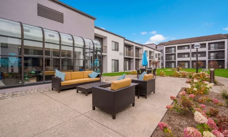 Outdoor lounge and coworking space at Sonesta Select Detroit Auburn Hills.