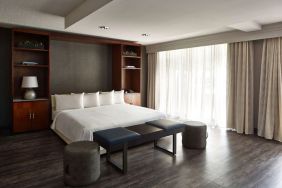 King room at Sonesta Nashville Airport.