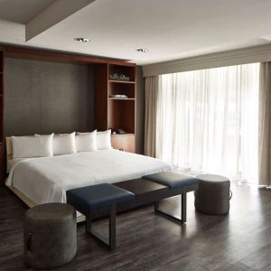 King room at Sonesta Nashville Airport.