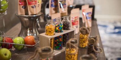 Snack bar at Sonesta Nashville Airport.