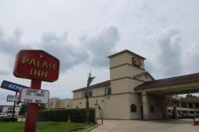 Hotel entrance at Palace Inn Westheimer.