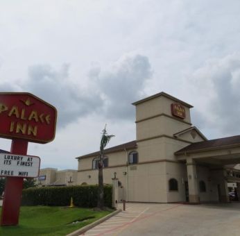 Hotel entrance at Palace Inn Westheimer.