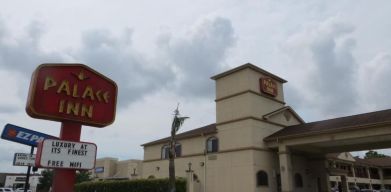 Hotel entrance at Palace Inn Westheimer.