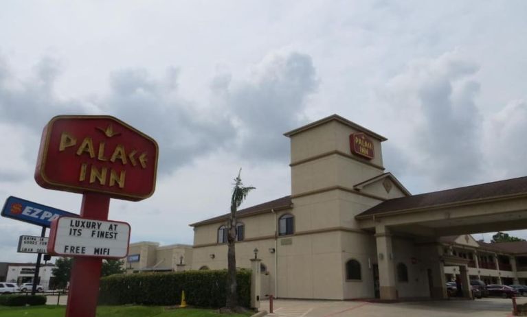 Hotel entrance at Palace Inn Westheimer.