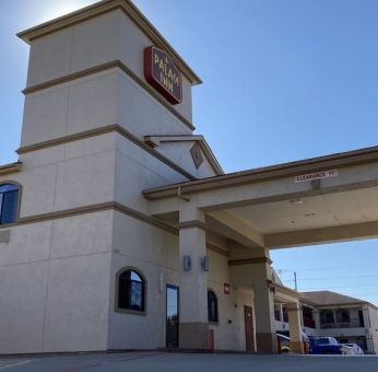 Hotel exterior at Palace Inn Westheimer.
