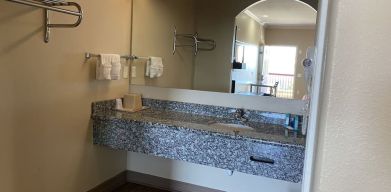 Guest bathroom at Palace Inn Westheimer.
