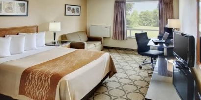 Day use room with natural light at Comfort Inn Brossard.