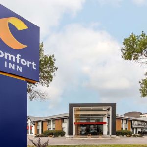 Hotel entrance at Comfort Inn Brossard.