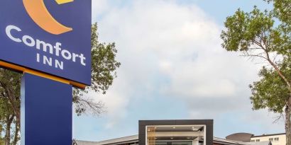 Hotel entrance at Comfort Inn Brossard.