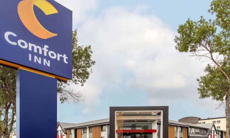 Hotel entrance at Comfort Inn Brossard.