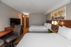 Queen double room at Comfort Inn Brossard.