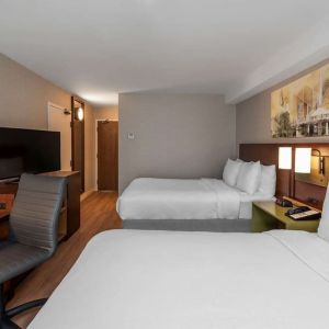 Queen double room at Comfort Inn Brossard.