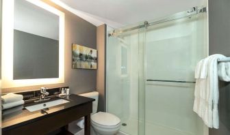 Guest bathroom with shower at Comfort Inn Brossard.