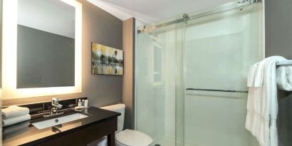 Guest bathroom with shower at Comfort Inn Brossard.