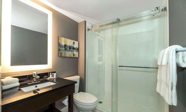 Guest bathroom with shower at Comfort Inn Brossard.