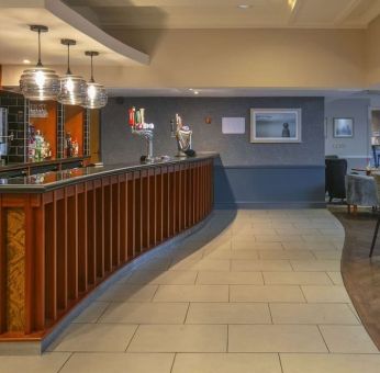 Bar and lounge at DoubleTree By Hilton Oxford Belfry.