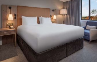 Day room with natural light at DoubleTree By Hilton Oxford Belfry.