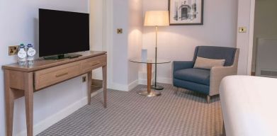 King room with TV at DoubleTree By Hilton Oxford Belfry.