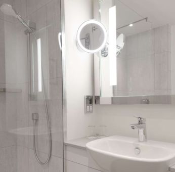 Guest bathroom with shower at DoubleTree By Hilton Oxford Belfry.