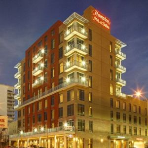 Hotel exterior at night at Hampton Inn & Suites Austin @ The UniversityCapitol.