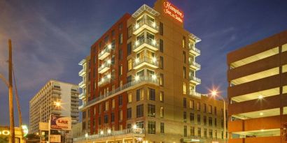 Hotel exterior at night at Hampton Inn & Suites Austin @ The UniversityCapitol.