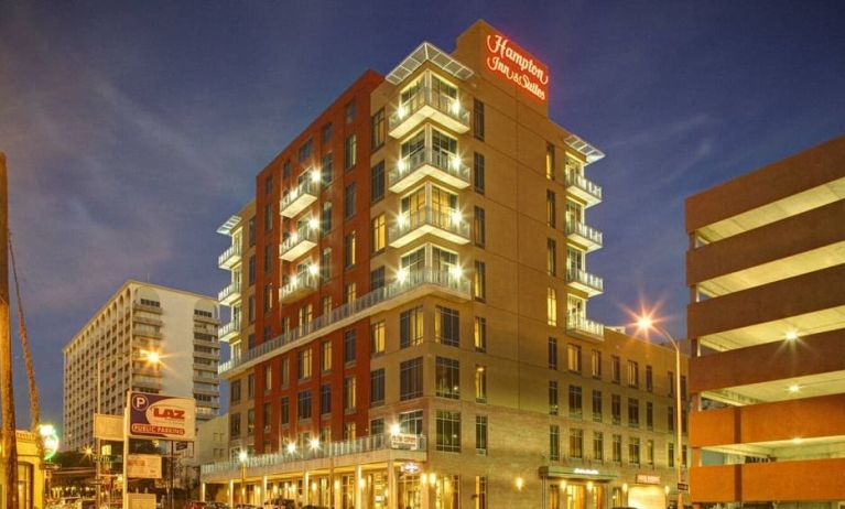 Hotel exterior at night at Hampton Inn & Suites Austin @ The UniversityCapitol.