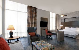 Day use room with natural light at Hampton Inn & Suites Austin @ The UniversityCapitol.