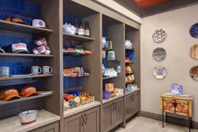 Snack bar and shop at Hampton Inn & Suites Austin @ The UniversityCapitol.