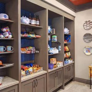 Snack bar and shop at Hampton Inn & Suites Austin @ The UniversityCapitol.