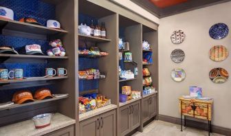 Snack bar and shop at Hampton Inn & Suites Austin @ The UniversityCapitol.