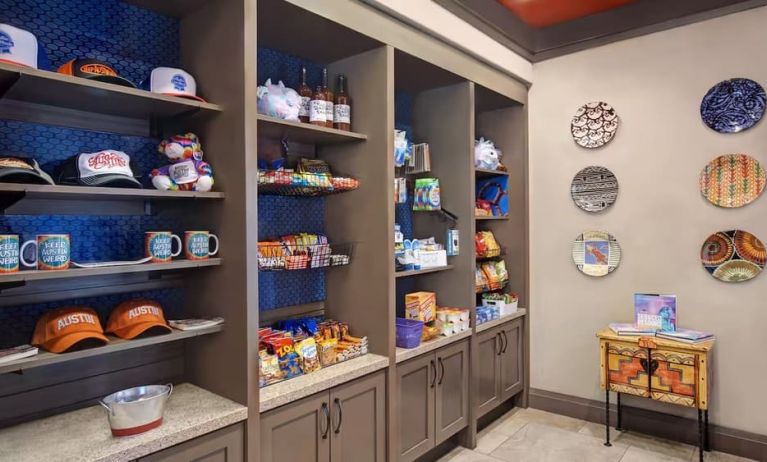 Snack bar and shop at Hampton Inn & Suites Austin @ The UniversityCapitol.