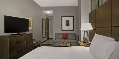 King room with TV at Hampton Inn & Suites Austin @ The UniversityCapitol.