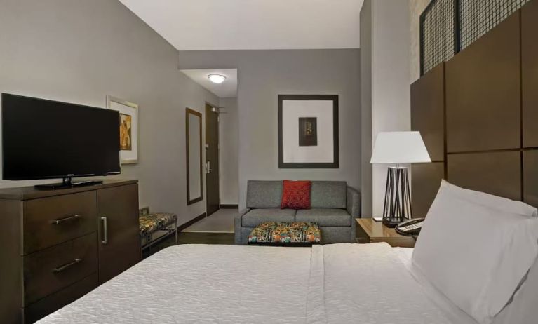 King room with TV at Hampton Inn & Suites Austin @ The UniversityCapitol.