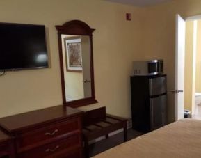 Day use room with refrigerator and private bathroom at Loyalty Inn Hawkinsville.